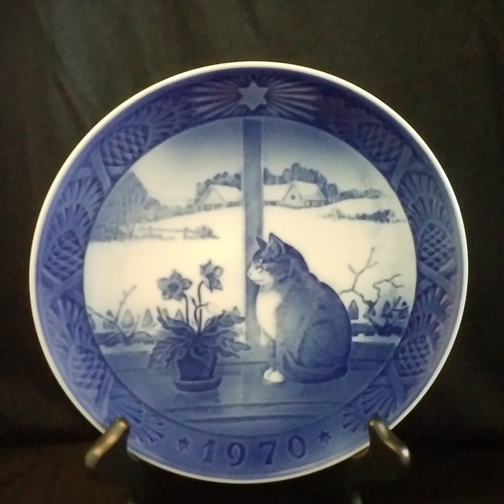 ROYAL COPENHAGEN CHRISTMAS PLATE Christmas ROSE and CAT 1970 Denmark